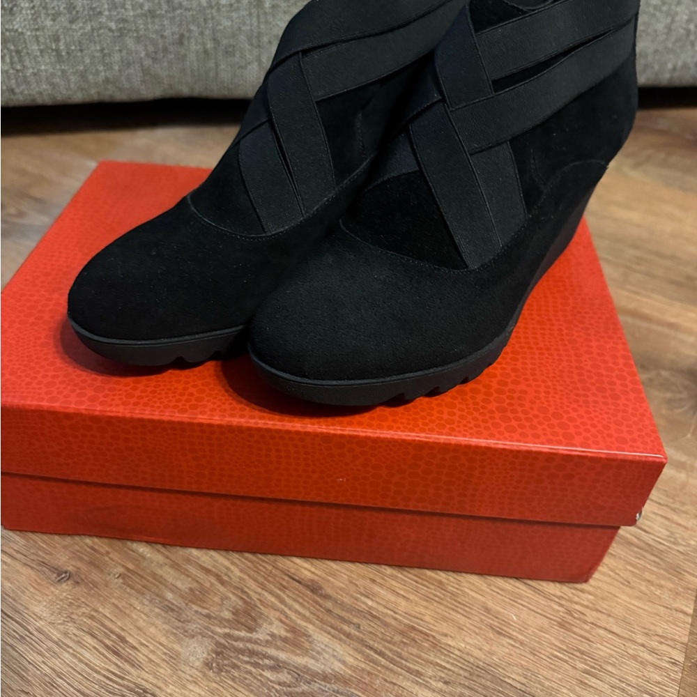 Donald J. Pliner Black Wedge Shoes Sleek Design